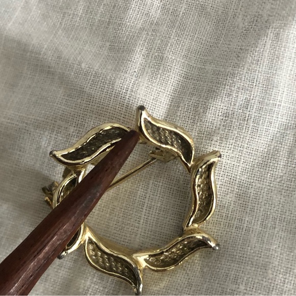 Vtg Gerry’s Leaf Wreath Shaped Brooch Pair - Picture 13 of 14